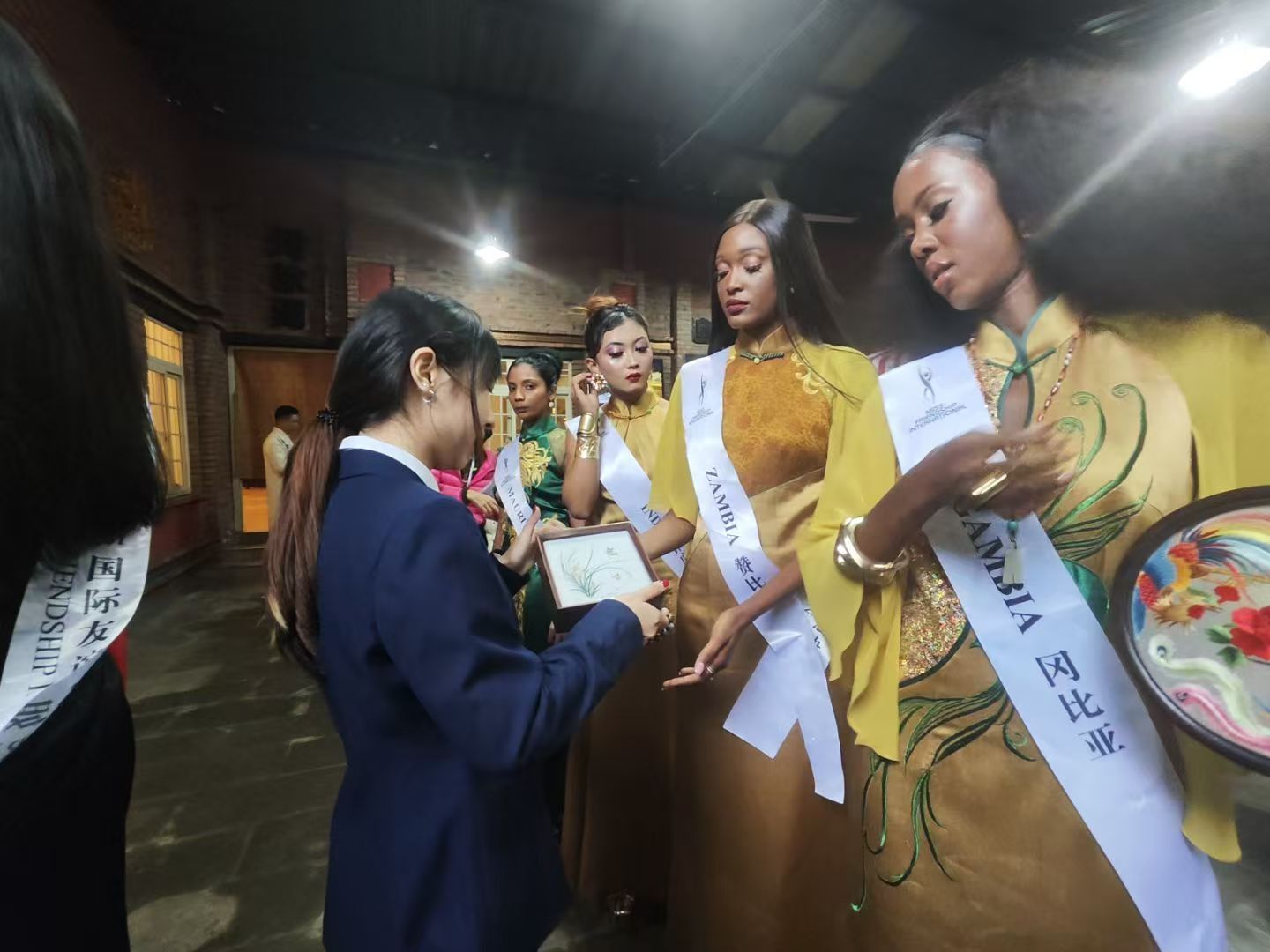 图三 现场沟通 图三 现场沟通