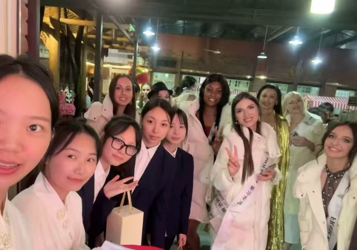 图四 交流合影 图四 交流合影