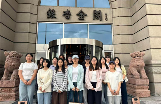 行知课堂｜会展经济与管理专业学生走进餐饮实践基地开展宴会出品实践课堂